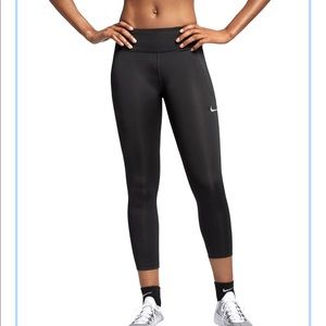 **SOLD** Nike Womens’ Black Cropped 7/8 Leggings